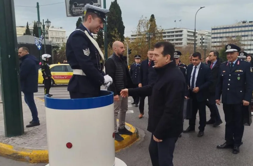  Χρυσοχοϊδης: Ευχές και  δώρα στον τροχονόμο της πλατείας Συντάγματος (εικόνες)