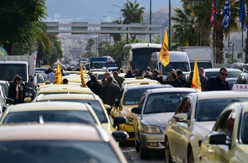  “Μπλόκο” της Τροχαίας σε 400 ταξί που θέλουν να πάνε στο Κιάτο για ενίσχυση στους αγρότες-Ένταση στην Λ.Αθηνών