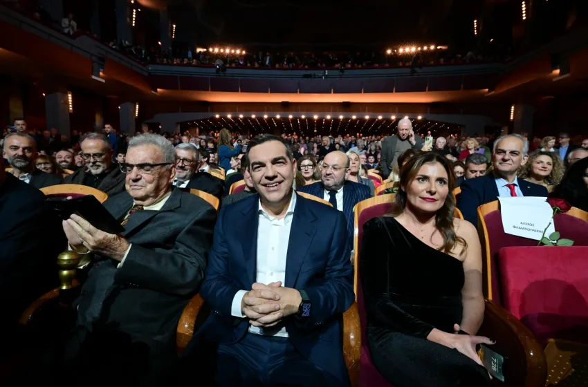  LIVE Η παρουσίαση της “Ιθάκης”-Γέμισε το Παλλάς, με χειροκροτήματα η υποδοχή Τσίπρα- Παρουσίες (εικόνες, vid)