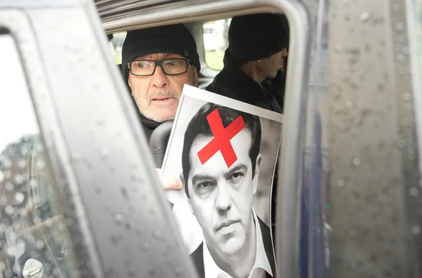  Θεσσαλονίκη: Πέταξαν φωτογραφίες του Τσίπρα με τη λέξη ”Ανεπιθύμητος”-Πέντε προσαγωγές (vid)