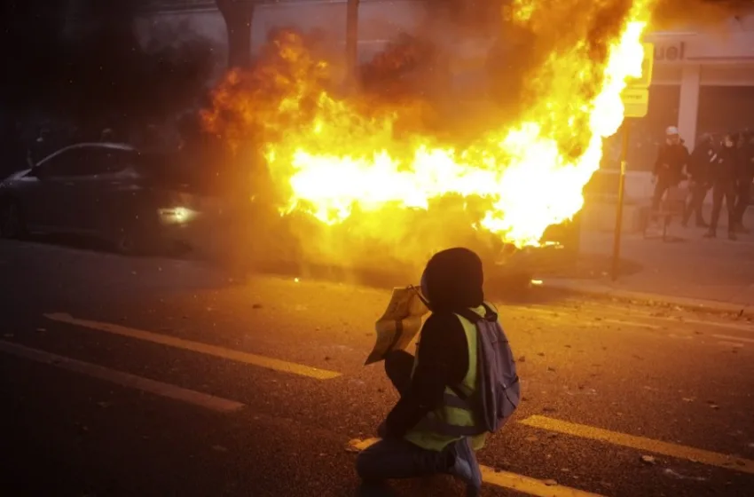  Γαλλία: Πάνω από 1.000 πυρπολήσεις οχημάτων τη νύχτα της Πρωτοχρονιάς–Τουλάχιστον 500 προσαγωγές