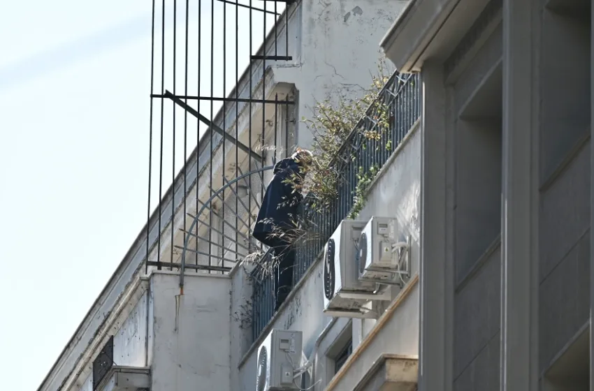  Συναγερμός: Άνδρας απειλεί να πέσει από κτήριο της πολεοδομίας στο κέντρο της Αθήνας (vid)