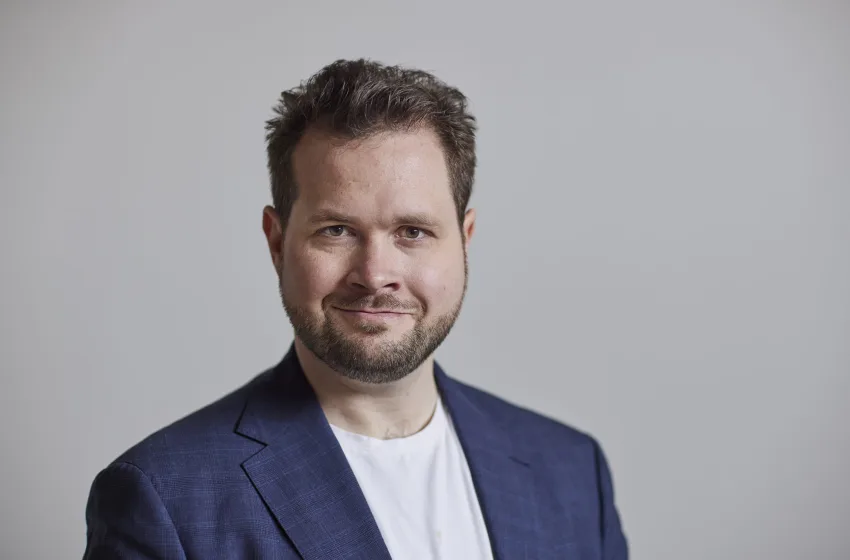  Anders Vistisen: Η στιγμή που ο Δανός Ευρωβουλευτής, απευθύνεται σε άπταιστα… “γαλλικά” κατά του Τραμπ