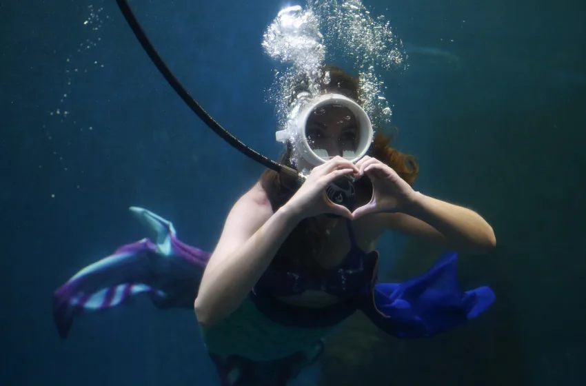  Γνωρίστε τους “γοργονάνθρωπους”: “Μόλις έβαλα την ουρά η ζωή μου άλλαξε για πάντα”