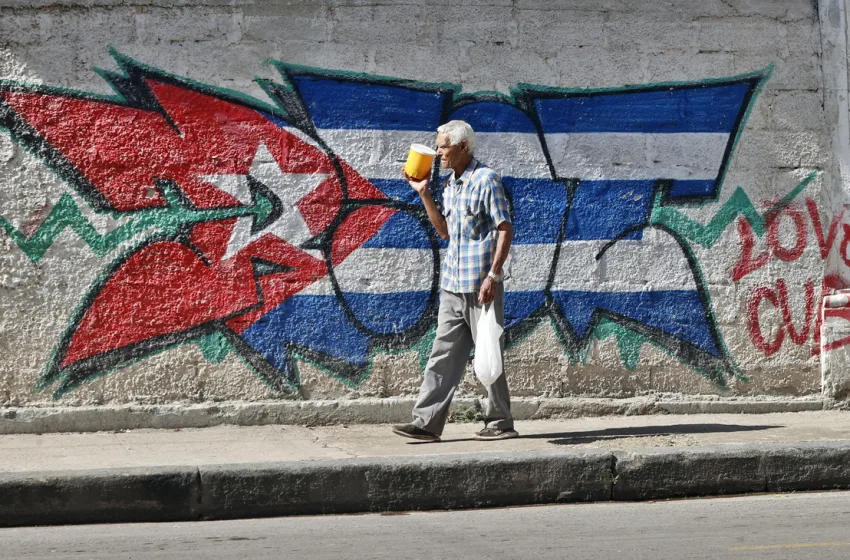  Χιλιάδες Κουβανοί διαδηλώνουν μπροστά από την πρεσβεία των ΗΠΑ στην Αβάνα