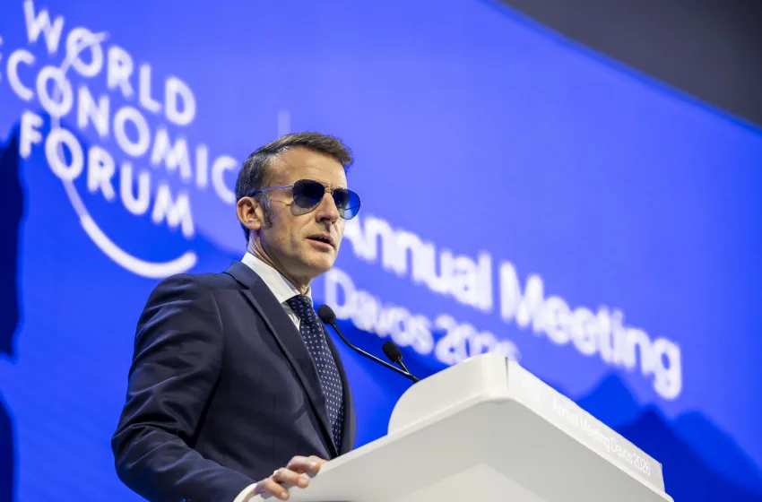  Νταβός/Με γυαλιά ηλίου ο Μακρόν: “Η Γαλλία προτιμά τον σεβασμό από τους νταήδες”