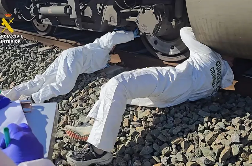  Ισπανία: Μάχη δίνουν τα σωστικά συνεργεία στα συντρίμμια των συρμών – Εγκατέστησαν γερανούς για να σηκώσουν τα βαγόνια (vid)