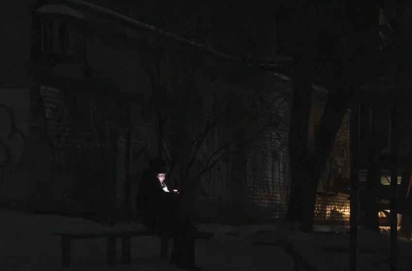  Κίεβο: Χωρίς ρεύμα το 60% της πόλης, από ρωσικά χτυπήματα στο δίκτυο