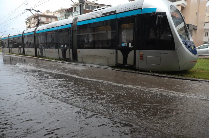 Πλημμύρισε ο Ηλεκτρικός και το Τραμ – Σε ποια τμήματα διεξάγεται η κυκλοφορία