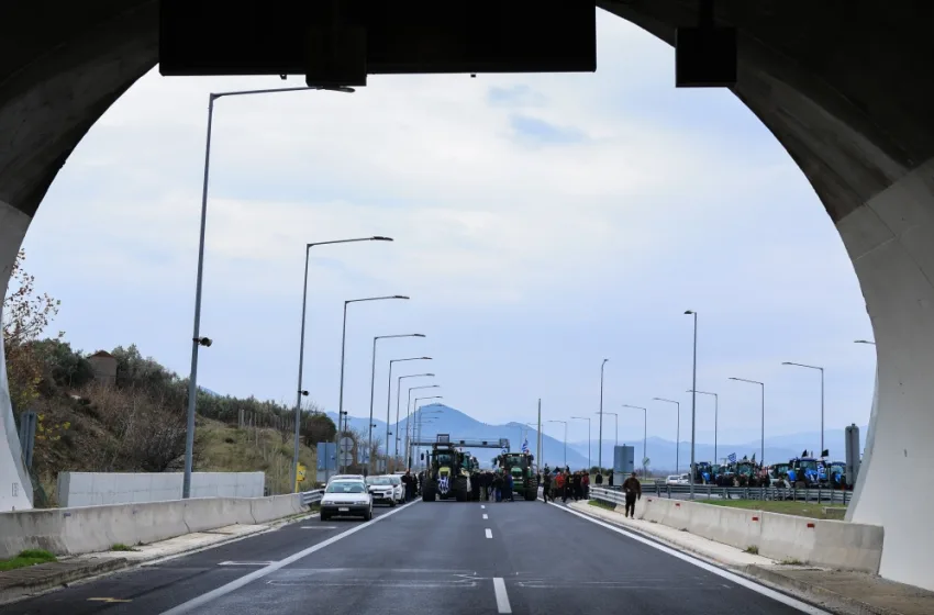  Αγρότες της Αιτωλοακαρνανίας έκλεισαν με τα τρακτέρ τους τον κόμβο της Ιόνιας Οδού στο Χαλίκι