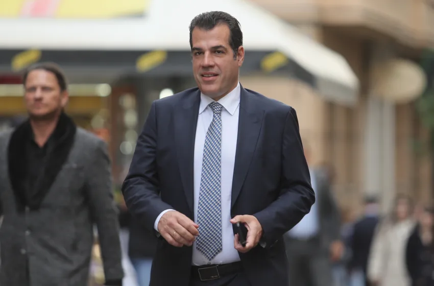  Πλεύρης: “Απολύτως αυστηροί απέναντι στην παράνομη μετανάστευση”- Ξεμπλοκάρουν άμεσα 90.000 άδειες διαμονής