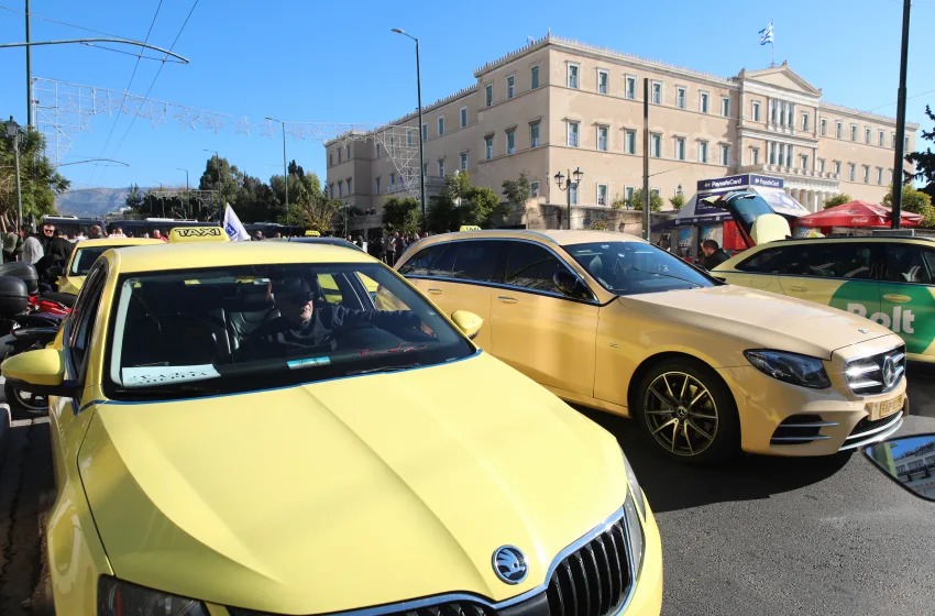  Παρατείνουν την απεργία τους ταξί ως το πρωί της Παρασκευής -Τι αποφάσισαν
