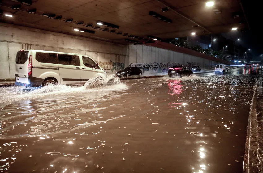  Ποτάμια οι δρόμοι της Αθήνας- Μία νεκρή, φούσκωσαν Κηφισός, Ιλισσός- Εγκλωβίστηκαν οδηγοί, σοκαριστικά βίντεο