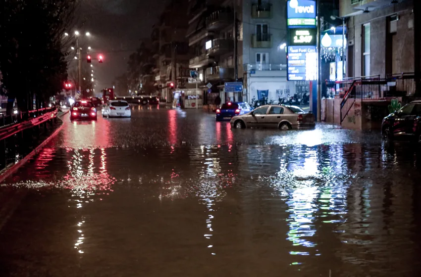  Κατολισθήσεις στον Ωρωπό, έκλεισε μέρος του παραλιακού δρόμου