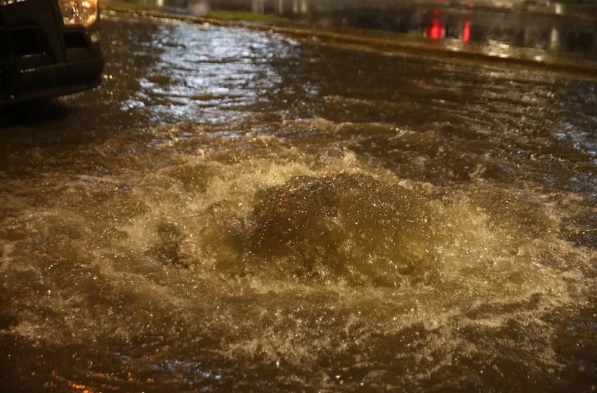  Ξεχείλισε ξανά ο αγωγός αποχέτευσης στη Λεωφόρο Ποσειδώνος (vid)