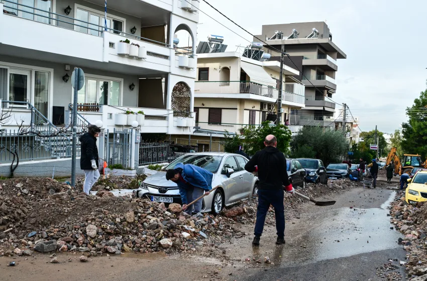  Καταγγελίες για πλιάτσικο σε κατοικίες και αυτοκίνητα σε πληγείσες περιοχές της Αττικής- “Αποτρόπαια πράξη” (vid)