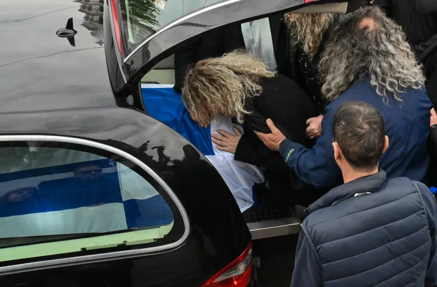  Βουλή: “Υιοθετεί” το παιδί του λιμενικού που σκοτώθηκε εν ώρα υπηρεσίας