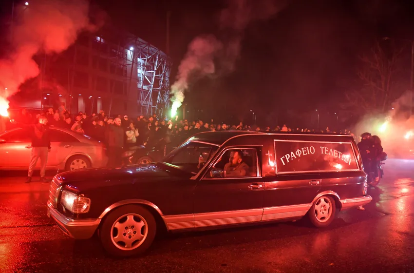  ΠΑΟΚ: Συγκίνηση όταν οι επτά σοροί έφτασαν στην Τούμπα- Συνθήματα και καπνογόνα (vid)