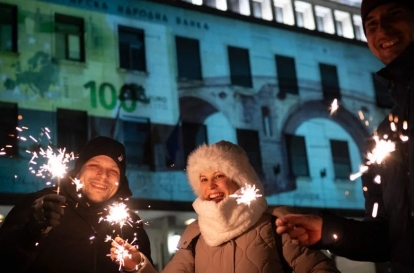  Βουλγαρία: Υποδέχθηκαν τη νέα χρονιά και το ευρώ με πυροτεχνήματα μπροστά από την Εθνική Τράπεζα