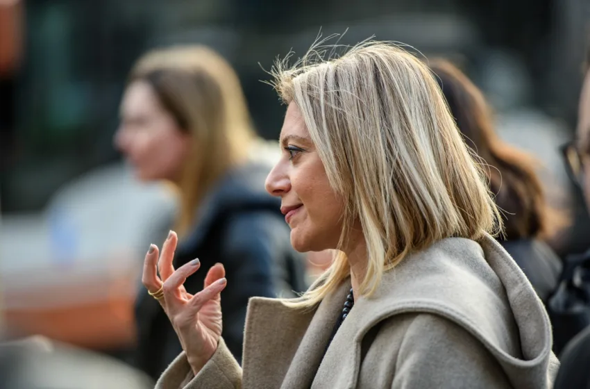  “Φαινόμενο Καρυστιανού”: Το 1/3 της κοινωνίας και οι “απευθείας αναθέσεις”