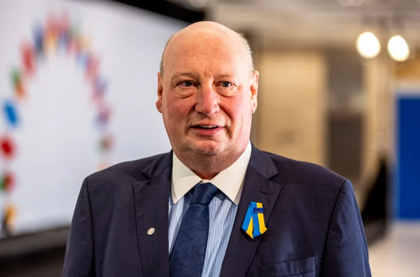  Η Κομισιόν απέλυσε ανώτατο στέλεχος για “δώρα” από το Κατάρ