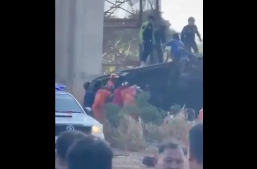  Ταϊλάνδη: Πολύνεκρη τραγωδία όταν γερανός κατέρρευσε πάνω σε κινούμενο τρένο