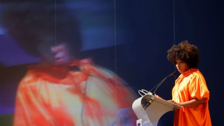  Διάσημη συγγραφέας θρηνεί την απώλεια του ενός έτους γιου της