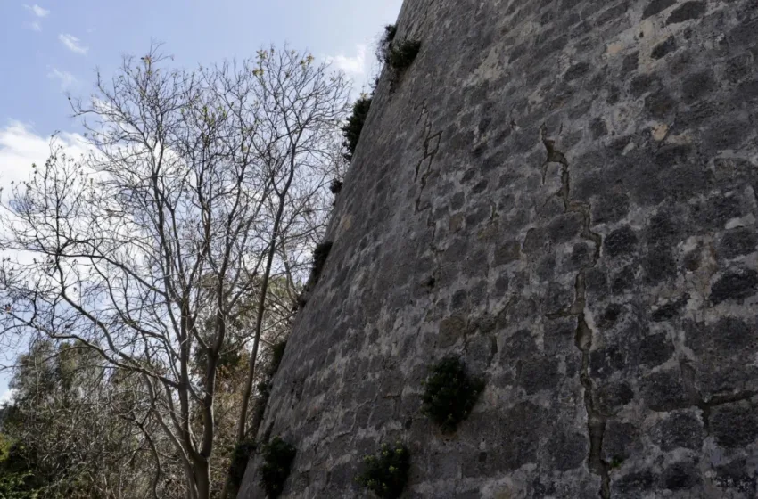  Ηράκλειο: Σοβαρά τραυματισμένος 19χρονος που έπεσε από τα Ενετικά τείχη 