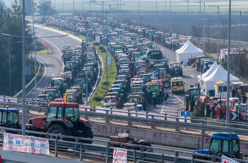  Αγρότες: Η πανελλαδική κλιμακώνει, η κυβέρνηση προειδοποιεί… “θα εφαρμοστεί ο Νόμος”-Η εικόνα διαλόγου και μπλόκων