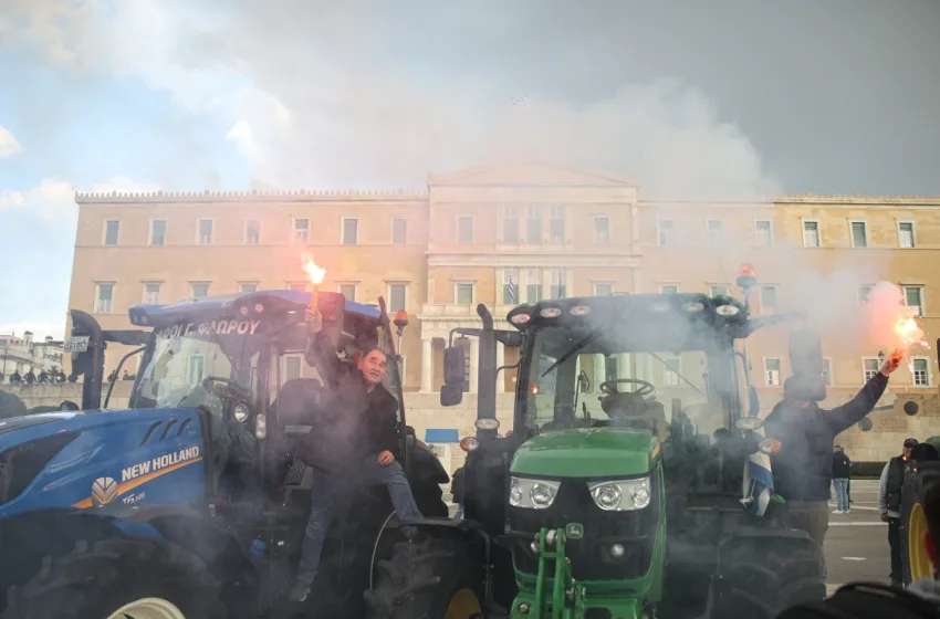  Αγρότες: Κλιμάκωση από το μπλόκο της Νίκαιας-Αποκλεισμός εθνικών οδών, συλλαλητήριο διαρκείας στο Σύνταγμα