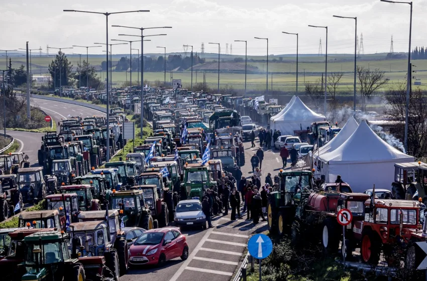  Αγρότες: Αποφασίζουν αύριο αν θα κατέβουν στην Αθήνα με τα τρακτέρ