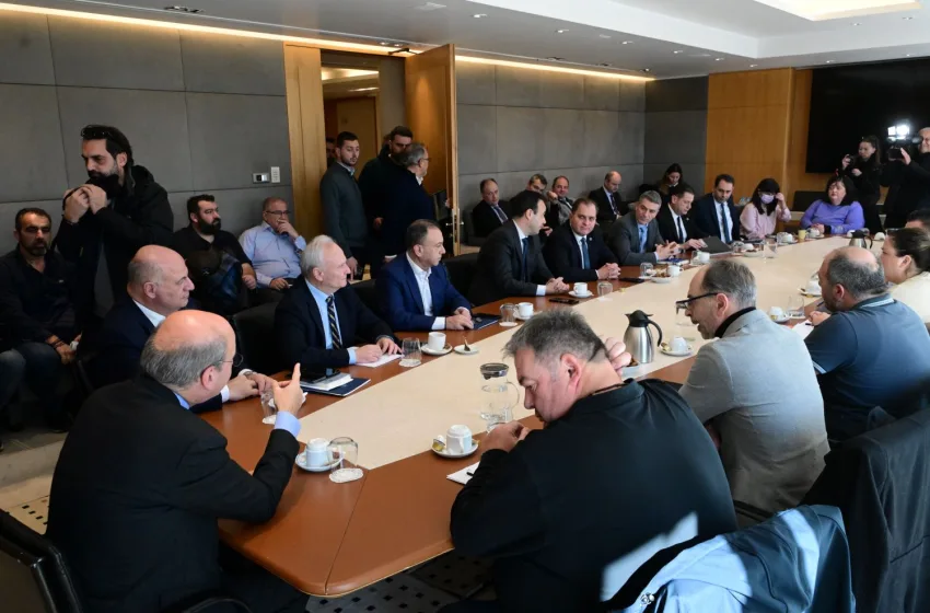 Ολοκληρώθηκε η τρίωρη σύσκεψη κυβέρνησης – αγροτών: ΑΤΑΚ, ΟΣΔΕ και οι επόμενες κινήσεις