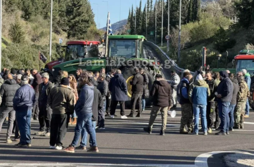  Μπλόκο Μπράλου: Αγρότες εντόπισαν αστυνομικό με πολιτικά να τους φωτογραφίζει- “Χαφιέ” (vid)