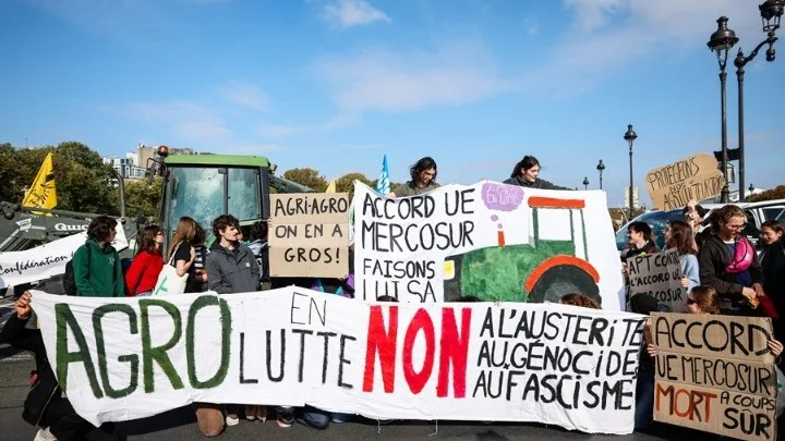  Μπήκαν στο Παρίσι οι αγρότες: Τρακτέρ στον Πύργο του Άιφελ και την Αψίδα του Θριάμβου