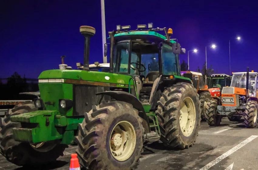  Αιφνιδιαστική έφοδος αγροτών με τρακτέρ στο κέντρο των Τρικάλων (vid)