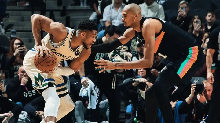  Βαριά ήττα στο Σαν Αντόνιο για τους Μπακς και τον Αντετοκούνμπο