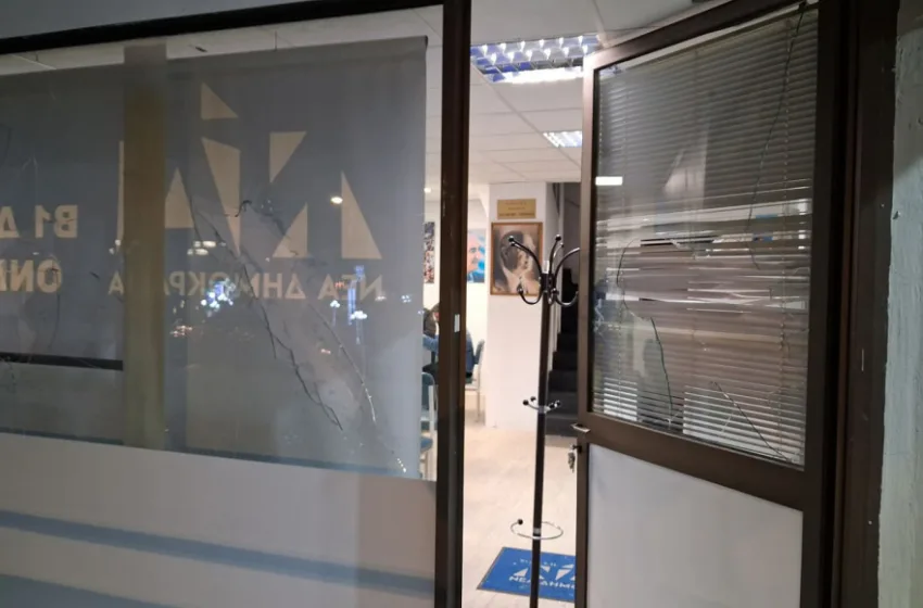  Πεύκη: Γυαλιά καρφιά έκαναν άγνωστοι γραφεία της ΝΔ- “Δεν εκβοφιζόμαστε απο τραμπούκους”