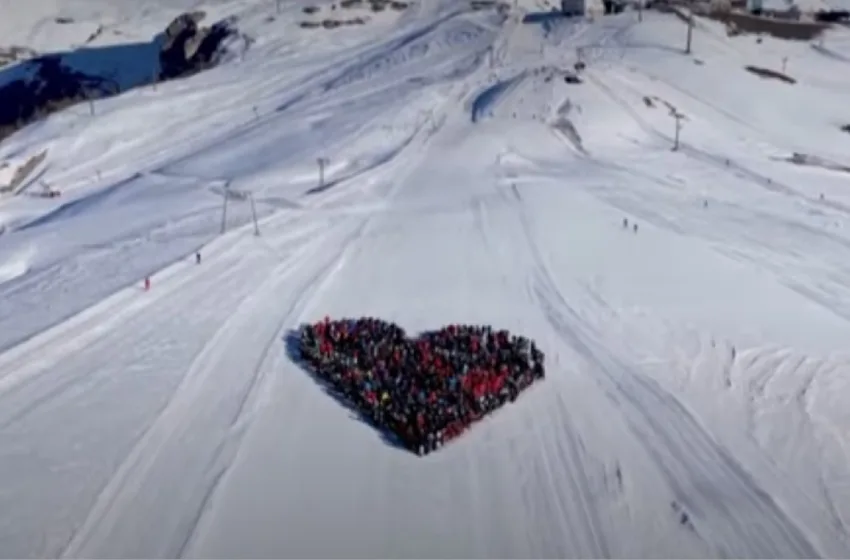 Τραγωδία στο Κραν Μοντανά: 1.000 σκιέρ σχημάτισαν τεράστια καρδιά στο χιόνι (vid)