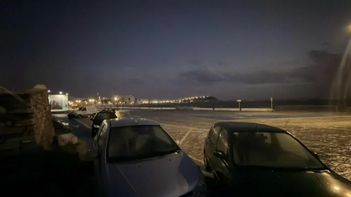  Αυτοκίνητα συγκρούστηκαν στο λιμάνι της Τήνου εξαιτίας των κυμάτων