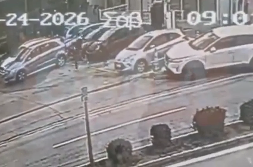  Βίντεο ντοκουμέντο: Η στιγμή που ο άνδρας παρασύρει με το αυτοκίνητο υπάλληλο των ΕΛΤΑ