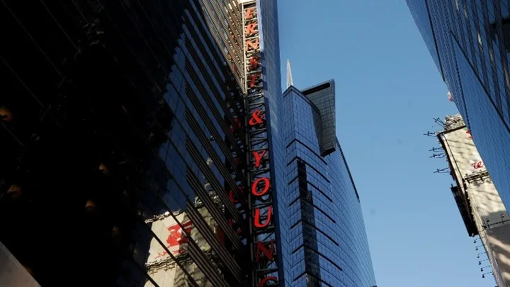  EY-Parthenon: Ελαφρά επιβράδυνση της παγκόσμιας οικονομίας το 2026