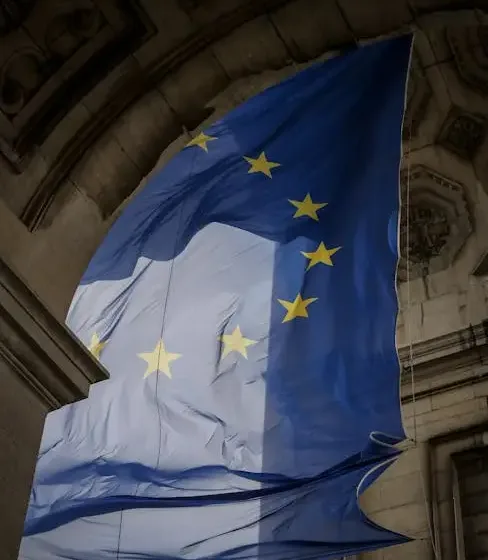  POLITICO: Ο Τραμπ “δεν χρειάζεται το διεθνές δίκαιο” και η Ευρώπη διχάζεται