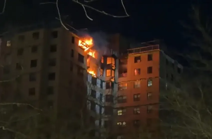  Μπρονξ: Έκρηξη και φωτιά σε πολυκατοικία-Στιγμές αγωνίες για τους ενοίκους στα παράθυρα