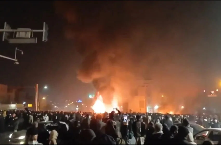  “Φλέγεται” το Ιράν: Στους δρόμους οι διαδηλωτές – κατέλαβαν πόλεις, έκαψαν κτίρια (vid)
