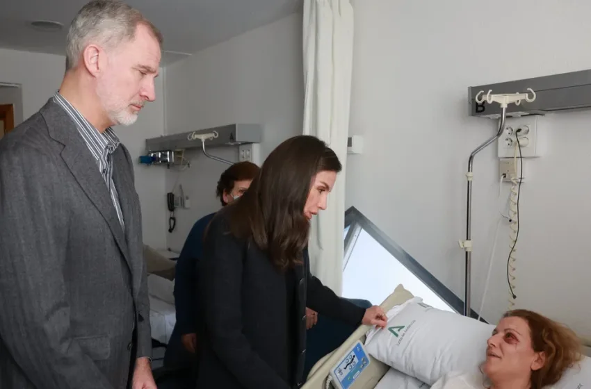  Στηρίζουν τα θύματα της σιδηροδρομικής τραγωδίας οι βασιλείς της Ισπανίας – Φελίπε και Λετίθια επισκέφθηκαν νοσοκομείο