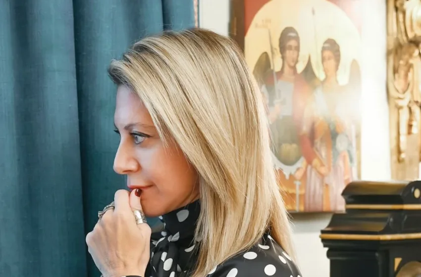  Ήταν τυχαία η επιλογή να φωτογραφηθεί η Καρυστιανού με φόντο θρησκευτικές εικόνες; Το παρασκήνιο της συνέντευξης στο Down Town Κύπρου