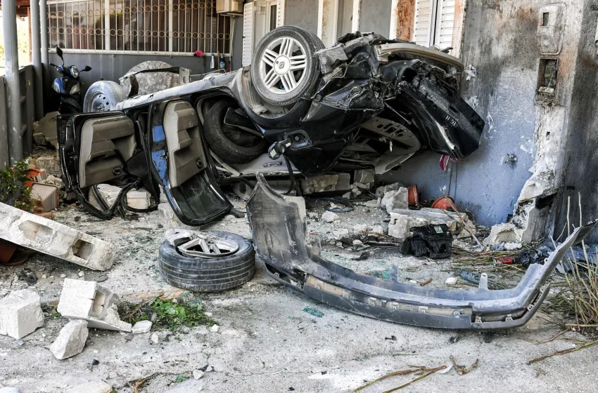  Εξαμίλια: Βίντεο από το θανατηφόρο τροχαίο-Το ΙΧ πέφτει με μεγάλη ταχύτητα σε αυλή-Νεκρά 2 παιδιά