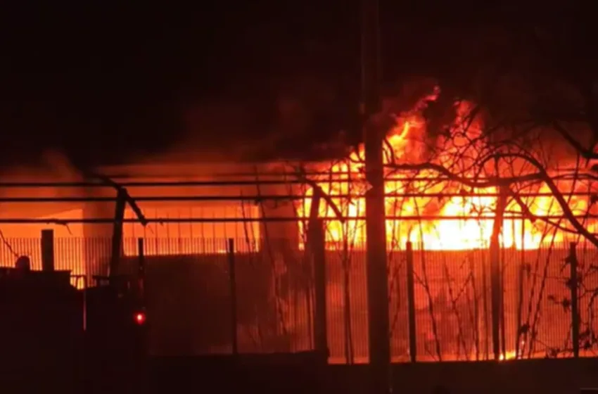  Μενίδι: Ολονύχτια μάχη με τις φλόγες σε εργοστάσιο με πλαστικά-Μήνυμα από το 112