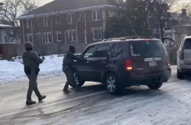  Σοκαριστικό βίντεο: Ομοσπονδιακός αστυνομικός πυροβόλησε και σκότωσε γυναίκα στη Μινεάπολη-Οργισμένη αντίδραση του Δημάρχου