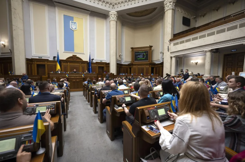 Στην ουκρανική Βουλή συζητούν πλέον την αποχώρηση από το Ντονμπάς